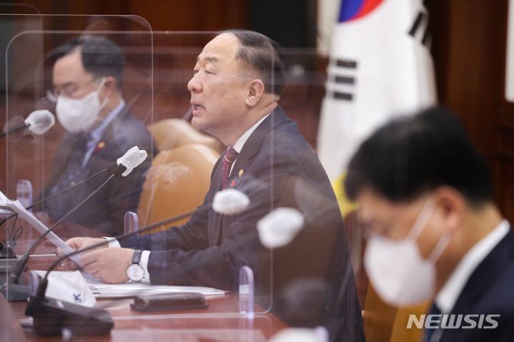 [서울=뉴시스] 김명원 기자 = 홍남기 경제부총리 겸 기획재정부 장관이 13일 오전 서울 종로구 정부서울청사에서 열린 제18차 혁신성장 BIG3 추진회의에 참석해 발언하고 있다. (공동취재사진) 2022.01.13. photo@newsis.com