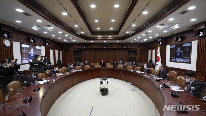 [서울=뉴시스] 김명원 기자 = 홍남기 경제부총리 겸 기획재정부 장관이 13일 오전 서울 종로구 정부서울청사에서 열린 제18차 혁신성장 BIG3 추진회의를 주재하며 발언하고 있다. (공동취재사진) 2022.01.13. photo@newsis.com