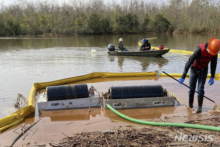 [뉴올리언스( 미 루이지애나주)= AP/뉴시스]&nbsp; 루이지애나 환경국이 1월 12일 제공한 뉴올리언스교외의 디젤유 송유관 유출현장 사진. 무려 110만 리터의 디젤유가 흘러나와 인공연못에 유입되면서 많은 동물들이 희생된 후 현장의 정화작업이 진행되고 있다.