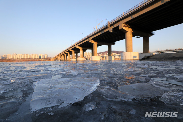 [서울=뉴시스] 고범준 기자 = 내륙으로 사흘째 한파특보가 이어지는 13일 오전 서울 천호대교 인근 한강에 얼음이 얼어 있다. 2022.01.13. bjko@newsis.com