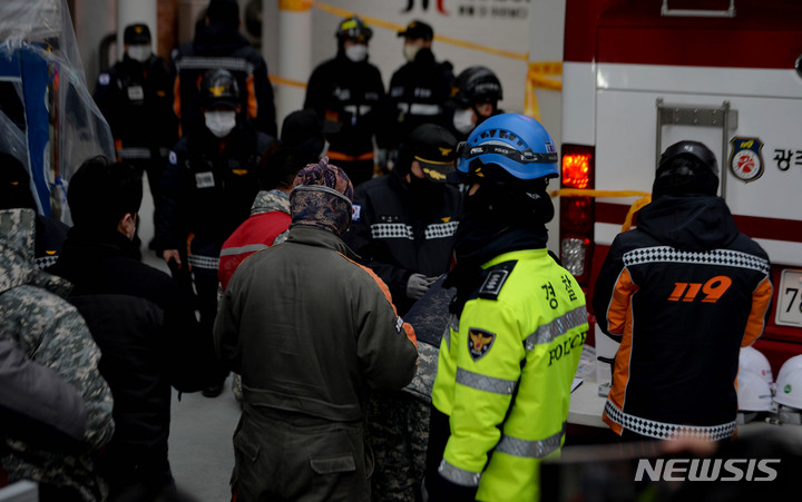 [광주=뉴시스] 변재훈 기자 = 13일 오전 광주 서구 화정아이파크 붕괴 사고 현장에서 수색 작업에 앞서 잔해 정리 등을 돕는 작업자들이 투입되고 있다. 2022.01.13. wisdom21@newsis.com
