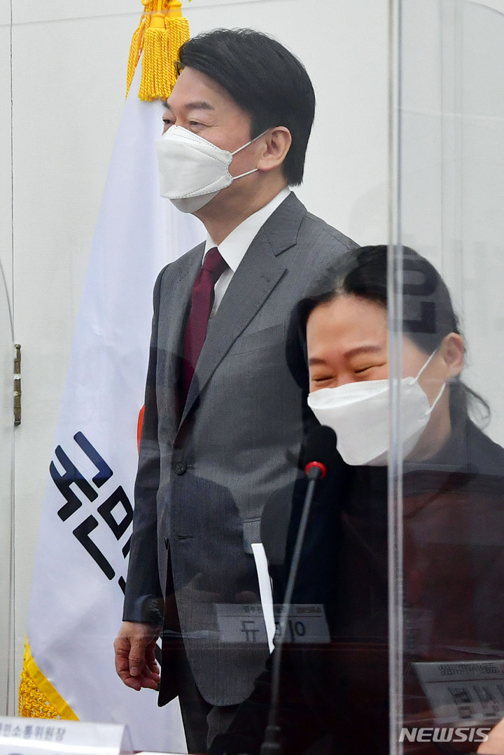 [서울=뉴시스] 최진석 기자 = 안철수 국민의당 대선후보가 13일 국회에서 열린 중앙선거대책위원회의에 참석하며 미소를 짓고 있다. (공동취재사진) 2022.01.13. photo@newsis.com