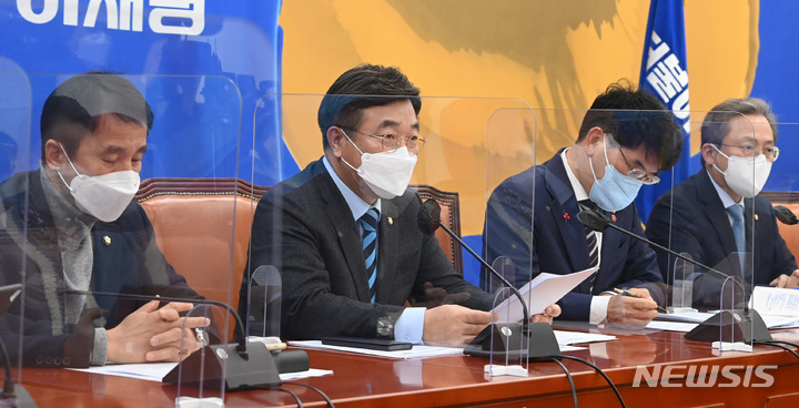 [서울=뉴시스] 최동준 기자 = 윤호중 더불어민주당 원내대표가 13일 서울 여의도 국회에서 열린 정책조정회의에서 발언하고 있다. (공동취재사진) 2022.01.13. photo@newsis.com