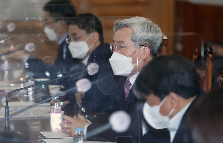 [서울=뉴시스] 고승범 금융위원장이 13일 오전 서울 중구 은행연합회에서 경제·금융시장 전문가들과 간담회를 하고 있다. (사진=금융위원회 제공) 2022.01.13. photo@newsis.com *재판매 및 DB 금지