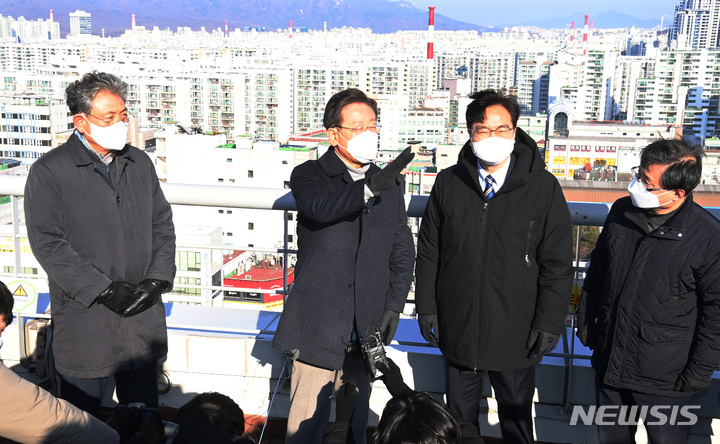 [서울=뉴시스] 국회사진기자단 = 이재명 더불어민주당 대선 후보가 13일 서울 노원구 한 빌딩 옥상에서 부동산 정책발표 전 노후 아파트 단지를 살펴보고 있다. 2022.01.13. photo@newsis.com