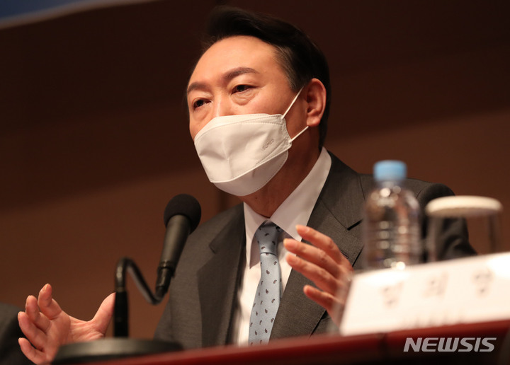 [서울=뉴시스] 국회사진기자단 = 윤석열 국민의힘 대선 후보가 13일 서울 중구 프레스센터에서 열린 한국행정학회 주최 대통령선거 후보자 초청 토론회에 참석해 질문에 답변하고 있다. 2022.01.13. photo@newsis.com