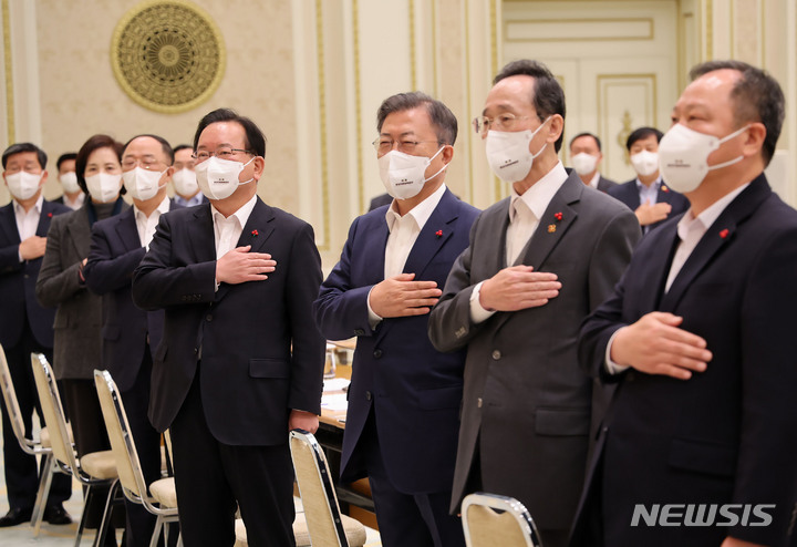 [서울=뉴시스] 김진아 기자 = 문재인 대통령이 13일 오전 청와대 영빈관에서 열린 제1회 중앙지방협력회의에서 국기에 대한 경례를 하고 있다. 2022.01.13. bluesoda@newsis.com