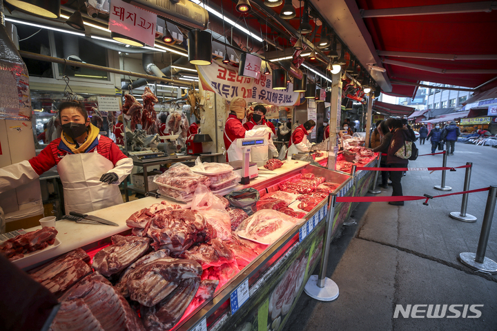 [서울=뉴시스] 정병혁 기자 = 서울 동대문구 청량리종합시장을 찾은 시민들이 장을 보고 있다. 2022.01.13. jhope@newsis.com
