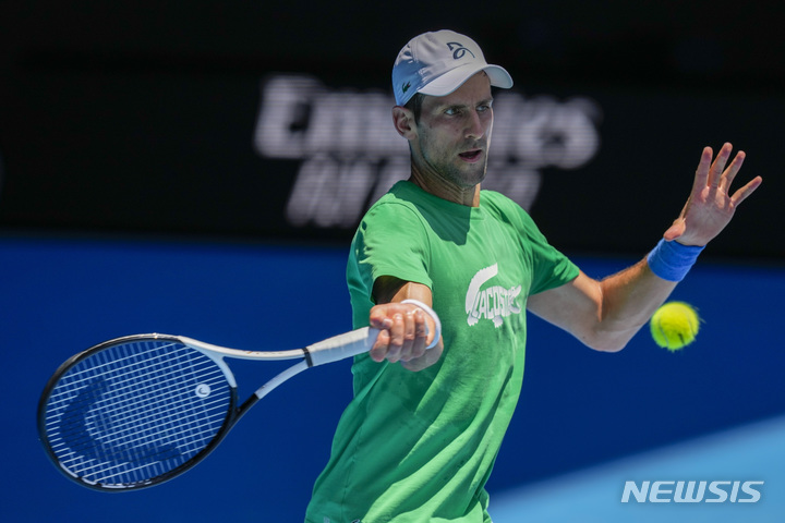 [멜버른=AP/뉴시스] 호주오픈 남자 단식 디펜딩 챔피언 노바크 조코비치(1위·세르비아)가 13일 호주 멜버른의 마가렛 코트 아레나에서 호주 오픈에 대비해 연습하고 있다. 조코비치는 오는 17일 개막하는 호주 오픈 출전이 불확실한 상태다. 2022.01.13.