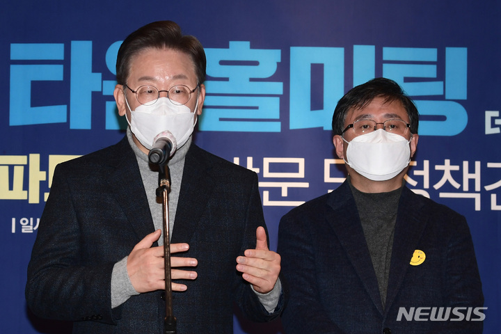 [서울=뉴시스] 국회사진기자단 = 이재명 더불어민주당 대선 후보가 13일 서울 노원구 노해로 더숲에서 부동산 정책을 발표하고 있다. 2022.01.13. photo@newsis.com