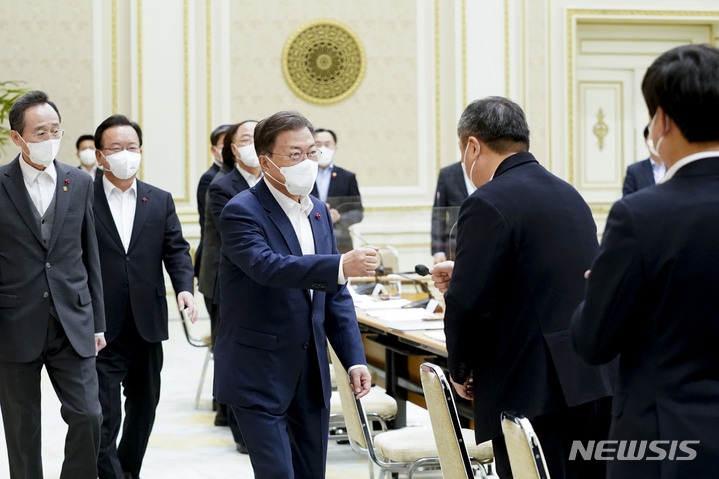 [서울=뉴시스] 김진아 기자 = 문재인 대통령이 13일 오전 청와대 영빈관에서 열린 제1회 중앙지방협력회의에 참석하고 있다. 2022.01.13. bluesoda@newsis.com
