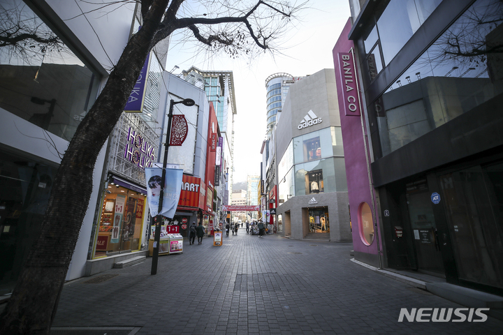 [서울=뉴시스] 정병혁 기자 = 정부의 사회적 거리두기 조정안 발표를 하루 앞둔 지난 13일 오후 서울 중구 명동거리가 한산한 모습을 보이고 있다. 정부는 17일부터 적용할 사회적 거리두기 등 방역 정책 조정안을 14일 발표할 예정이다. 2022.01.13. jhope@newsis.com