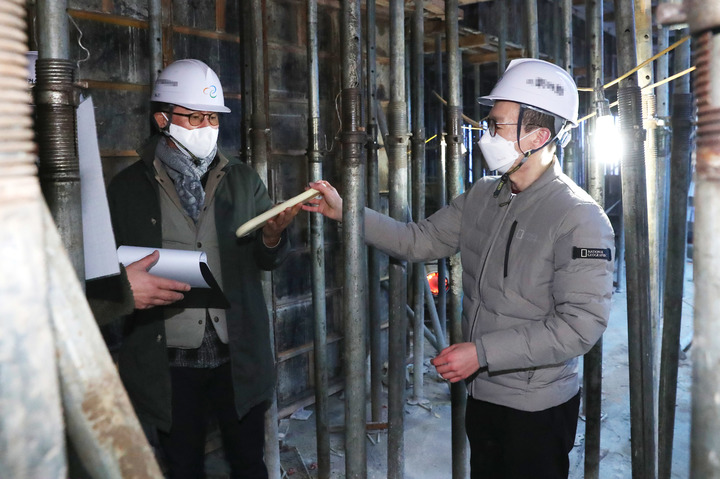 [서울=뉴시스] 서울시는 설비공사(기계, 전기)의 공사원가 중 노무비 산정 시 기준이 되는 표준품셈에 대한 해설서를 국내에서 처음으로 개발해 보급한다고 15일 밝혔다. 사진은 올해 1월 서울 성동구 건축공사장에서 성동구청 직원이 '건축공사장 위험요인 및 안전관리 실태' 점검을 하고 있다. (사진=뉴시스DB) photo@newsis.com *재판매 및 DB 금지