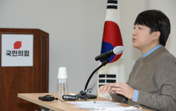 [울산=뉴시스] 배병수 기자 = 이준석 국민의힘 당 대표가 13일 오후 울산 남구 울산시당 5층 강당에서 열린 청년정치사관학교 특강을 하고 있다. 2022.01.13. bbs@newsis.com