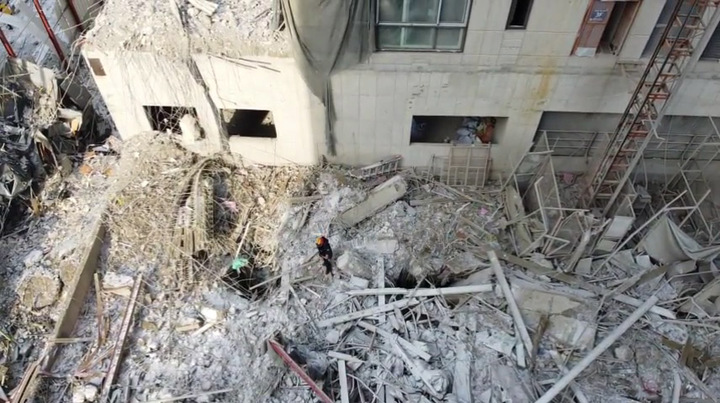 [서울=뉴시스] 추상철 기자 = 13일 광주 서구 현대산업개발 신축 아파트 붕괴현장에서 119 구조대원과 구조견이 실종자 수색을 하고 있다. (사진= 소방청 드론 촬영 영상 캡처) 2022.01.13. photo@newsis.com *재판매 및 DB 금지