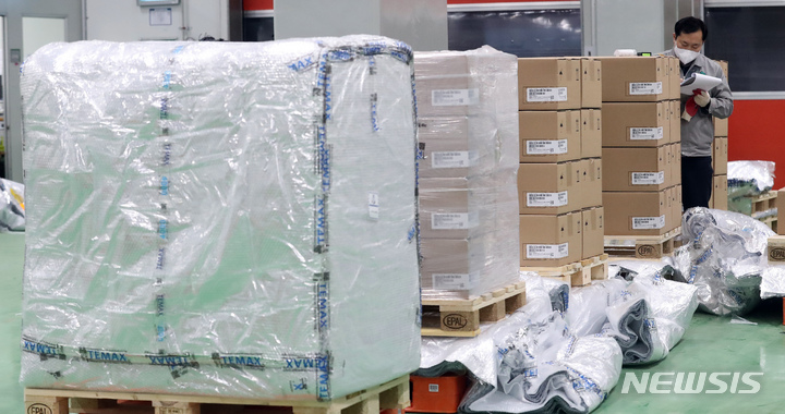 [청주=뉴시스] 강종민 기자 = 정부가 화이자로부터 구매한 코로나19 먹는(경구용) 치료제 '팍스로비드'가 지난 13일 오후 충북 청주시 유한양행 오창 물류창고에 도착, 관계자가 온도와 수량 등을 확인하고 있다. 이날 도착한 팍스로비드는 오는 14일부터 코로나19 환자들에게 처방될 예정이다. 2022.01.22. ppkjm@newsis.com