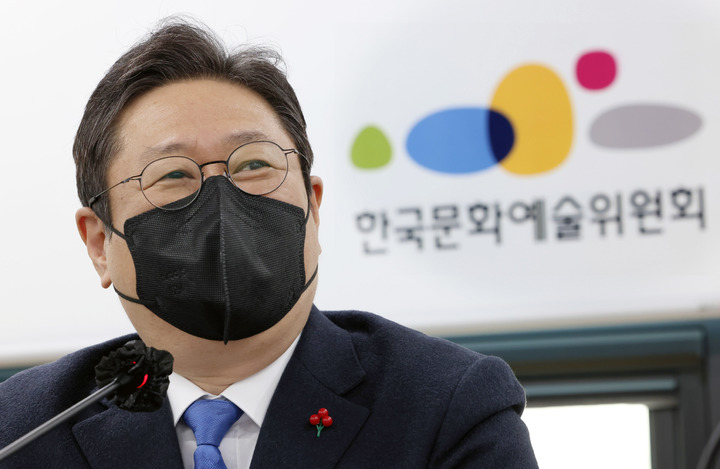 [서울=뉴시스] 추상철 기자 = 황희 문화체육관광부 장관이 13일 서울 종로구 예술가의집에서 문화예술 분야 창업기업, 사회적 경제 조직, 예술단체 관계자와 간담회를 하고 있다. (사진= 문화체육관광부 제공) 2022.01.13. photo@newsis.com *재판매 및 DB 금지