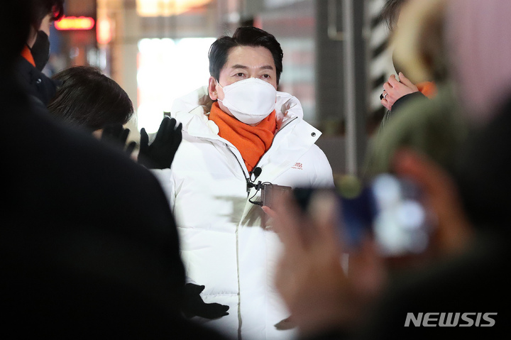 [서울=뉴시스] 백동현 기자 = 안철수 국민의당 대선후보가 13일 오후 서울 서대문구 신촌로 인근에서 열린 '국민곁으로 안철수의 talk박스'에서 거리를 걸으며 인터뷰하고 있다. 2022.01.13. livertrent@newsis.com