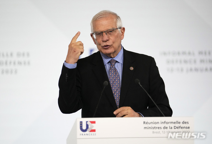 [AP/뉴시스] 유럽연합의 호셉 보렐 외교정책 대표가 13일 프랑스 브레스트에서 열린 EU 국방장관 회의 후 기자회견을 하고 있다. 러시아는 미국, 나토 대표단에 이어 13일 빈에서 57개국 유럽안보협력기구(OSCE) 대표단과 만난다. 