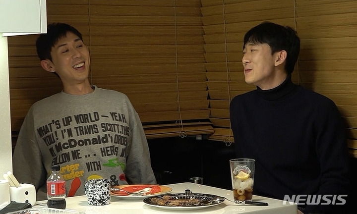 [서울=뉴시스] ‘나 혼자 산다' 코드 쿤스트와 동생. 2022.01.14. (사진= MBC '나 혼자 산다' 제공) photo@newsis.com*재판매 및 DB 금지