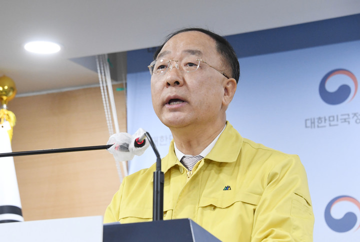  홍남기 경제부총리 겸 기획재정부 장관이 14일 서울 광화문 정부서울청사에서 '방역조치 연장 및 소상공인 지원 관련 정부합동브리핑'에서 '소상공인 방역 지원방안'과 관련 발표문을 낭독하고 있다.(사진=기획재정부) *재판매 및 DB 금지