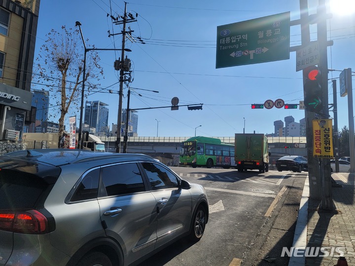 [서울=뉴시스]윤현성 수습기자=지난 11일 서울 노원구 공릉동 태능 가스충전소 앞 교차로에서 차량들이 우회전 전용 신호등의 신호에 따라 우회전을 하고 있다. 태능 가스충전소 교차로에는 보조 신호등을 비롯해 3개의 전용 신호등이 설치되어 있다. 2022.01.14. hsyhs@newsis.com