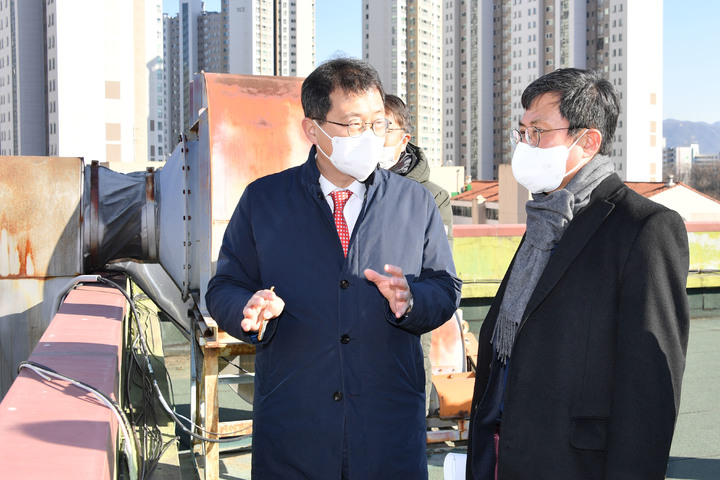 [세종=뉴시스] 안도걸 기획재정부 차관(오른쪽)이 14일 광명시 하안동에 위치한 구(舊) 근로청소년복지관 부지를 방문해 현장을 둘러보며 관계자로부터 설명을 듣고 있다. (사진=기획재정부 제공) *재판매 및 DB 금지