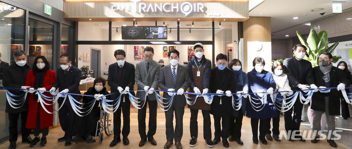 [용인=뉴시스]백군기 용인시장이 14일 중증장애인 일자리창출을 위한 카페뜨랑슈아 SAY 2호점 개점식에 참석해 테이프커팅을 하고 있다.