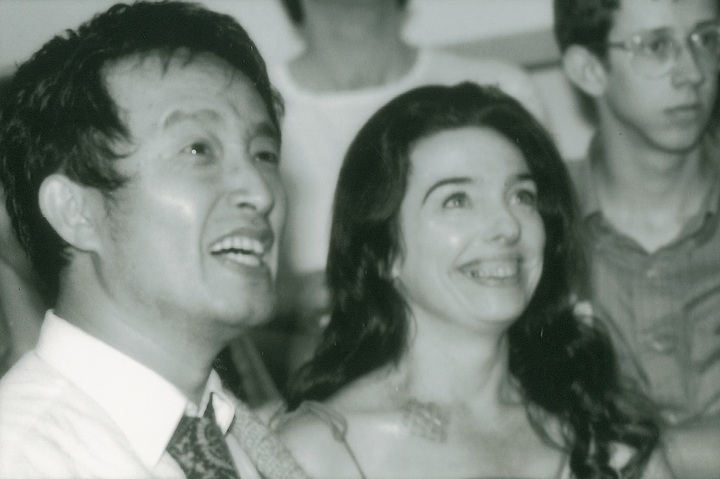 휘트니 미술관에서 열린 '백남준' 전시에서 '하늘을 나는 물고기'를 바라보는 백남준과 샬럿 무어먼, 1982, 백남준아트센터 폴 게린 아카이브 컬렉션 ⓒ폴 게린 *재판매 및 DB 금지