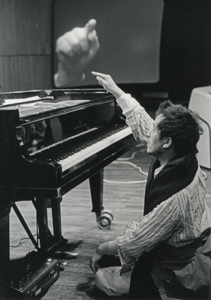 쾰른 WDR '한국과의 만남' 콘서트에서의 백남준, 1980, 백남준아트센터 클라우스 바리시 아카이브 컬렉션 ⓒ클라우스 바리시 *재판매 및 DB 금지