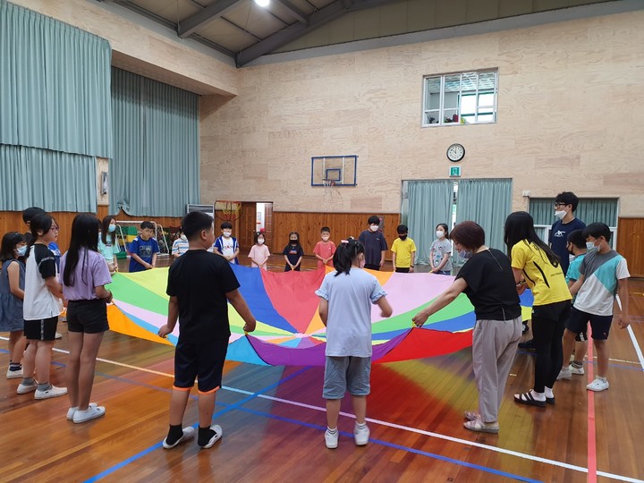 [서울=뉴시스] 교육부가 지난 1월17일 '2021 농어촌 참 좋은 작은 학교' 공모전에서 우수사례로 선정된 초등학교 11개, 중학교 5개 사례를 공개했다. 사진은 지난해 우수 사례로 공동 선정된 경남 남해군 고현면 소재 고현초·도마초 '함께하는 한마음 공동체 놀이'. (사진=교육부 제공). 2022.12.14. photo@newsis.com *재판매 및 DB 금지