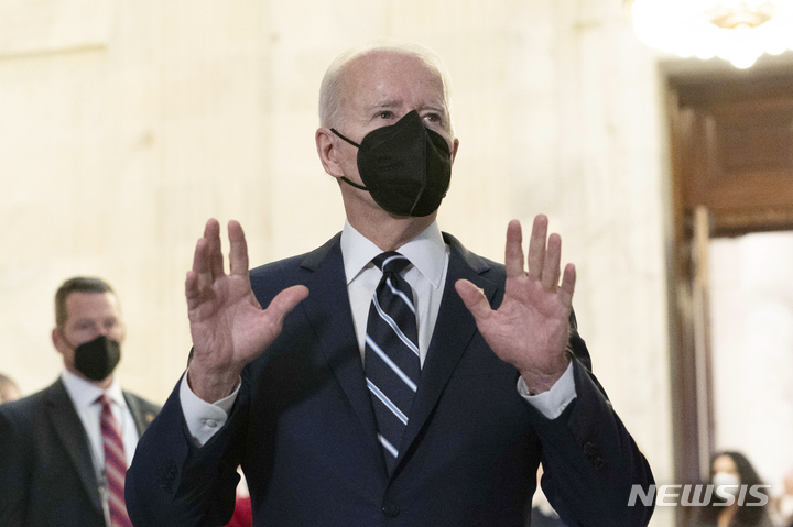 [워싱턴=AP/뉴시스] 조 바이든 미국 대통령이 13일(현지시간) 의사당에서 민주당 상원의원들과의 비공개 회담 후 기자들에게 발언하고 있다. 바이든 대통령은 선거법 개정과 상원 필리버스터 규정 개정에 관해 "이 일을 끝낼 수 있기를 바라지만 확신하지는 못한다"라면서도 "내가 백악관에 있는 한, 그렇게 되도록 노력할 것"이라고 말했다. 2022.01.14.