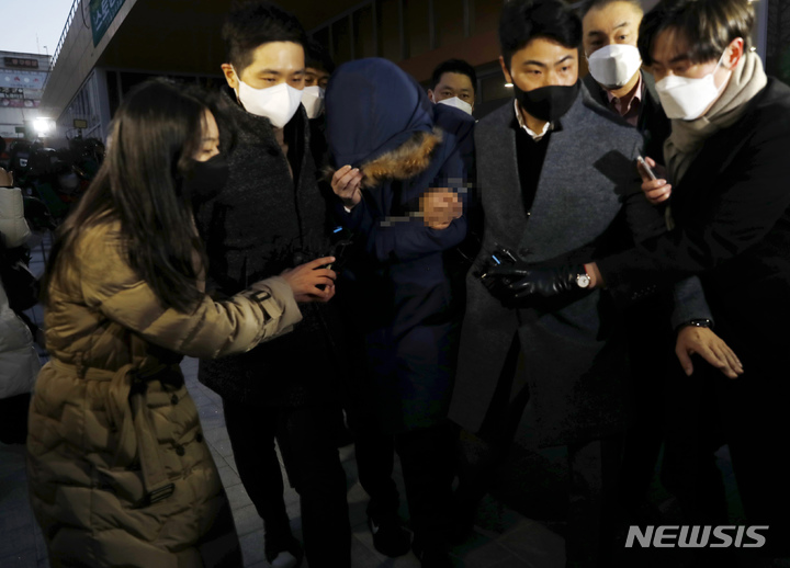 [서울=뉴시스] 고승민 기자 = 회삿돈 2,215억원을 횡령한 혐의를 받는 오스템임플란트 직원 이모씨가 14일 서울강서경찰서에서 검찰로 송치되고 있다. 2022.01.14. kkssmm99@newsis.com