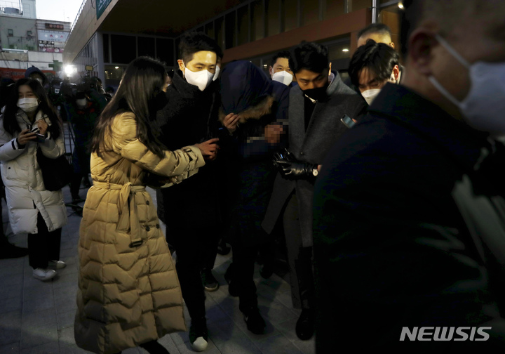 [서울=뉴시스] 고승민 기자 = 회삿돈 2,215억원을 횡령한 혐의를 받는 오스템임플란트 직원 이모씨가 지난해 1월14일 서울강서경찰서에서 검찰로 송치되고 있다. 2022.01.14. kkssmm99@newsis.com