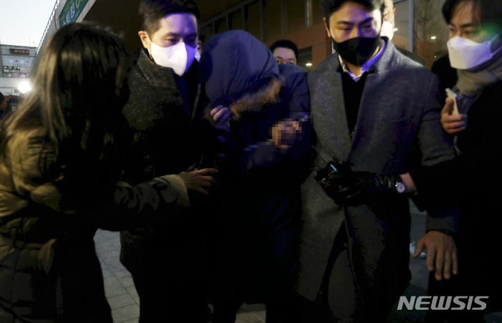 [서울=뉴시스] 고승민 기자 = 회삿돈 2,215억원을 횡령한 혐의를 받는 오스템임플란트 직원 이모씨가 지난 14일 서울강서경찰서에서 검찰로 송치되고 있다. 2022.01.14. kkssmm99@newsis.com