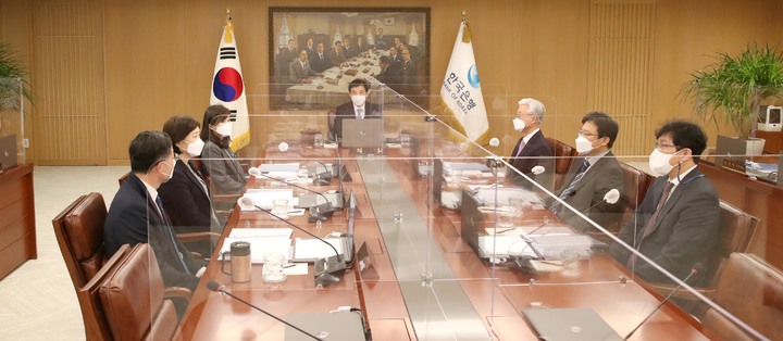 [서울=뉴시스] 이주열 한국은행 총재가 14일 오전 서울 중구 한국은행에서 열린 금융통화위원회 본회의에서 회의를 주재하고 있다. (사진=한국은행 제공) 2022.01.14. photo@newsis.com *재판매 및 DB 금지