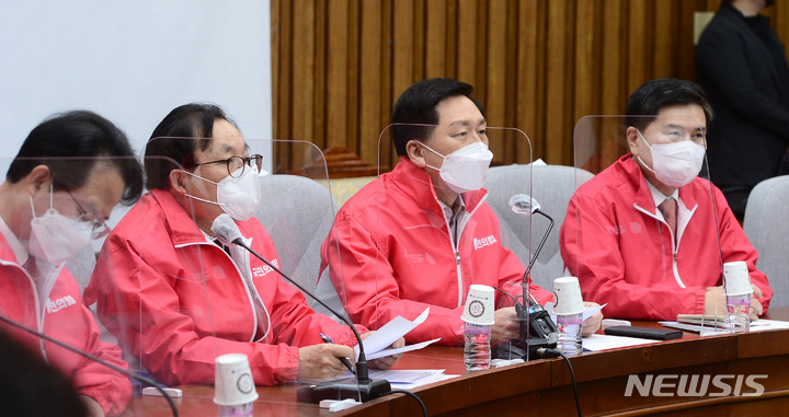 [서울=뉴시스] 전신 기자 = 김기현 국민의힘 원내대표가 14일 서울 여의도 국회에서 열린 원내대책회의에서 발언하고 있다. (공동취재사진) 2022.01.14. photo@newsis.com