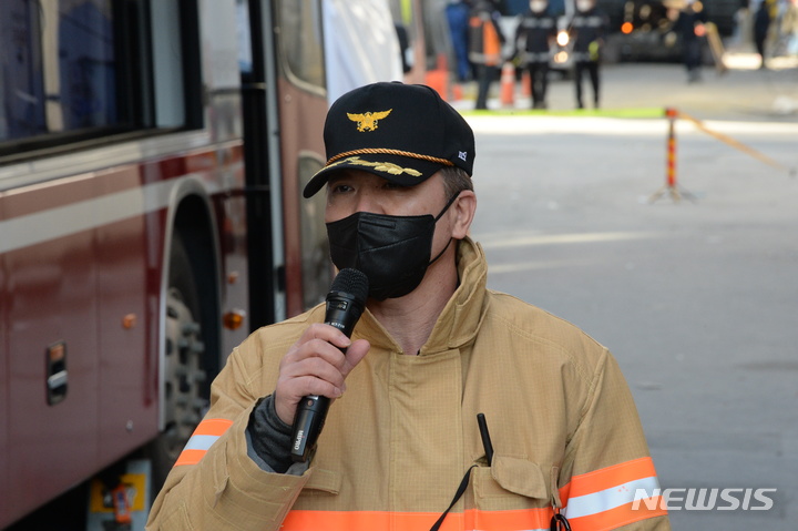 [광주=뉴시스] 이영주 기자= 14일 오전 광주 서구 화정동 신축 아파트 붕괴사고 현장에서 문희준 서부소방서장이 브리핑(광주시 재난대책안전본부 주재)을 하고 있다. 2022.01.14. leeyj2578@newsis.com