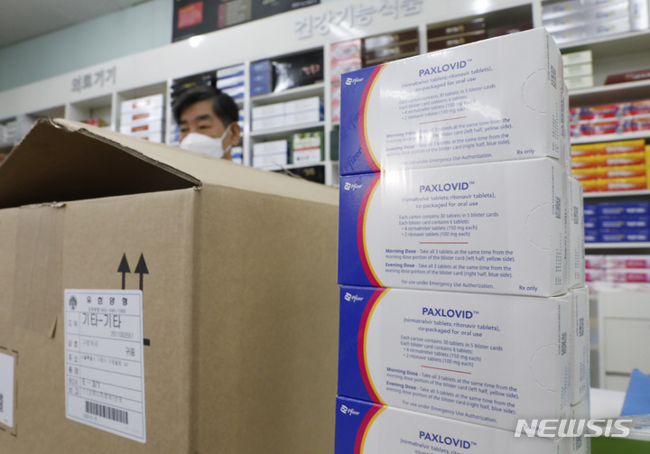 [서울=뉴시스] 지난 14일 서울 구로구의 한 약국에 코로나19 먹는 치료제 '팍스로비드'가 배송돼 약사가 수량을 확인하고 있다. 2022.01.14. kkssmm99@newsis.com