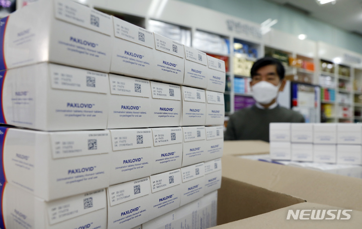 [서울=뉴시스] 고승민 기자 = 14일 서울 구로구의 한 약국에 경구용 신종 코로나19 치료제 '팍스로비드'가 배송돼 약사가 수량을 확인하고 있다. 치료제는 이날부터 환자들에게 투여할 수 있으며 재택치료 관리의료기관은 건강보험심사평가원의 '보건의료 위기대응시스템'으로 약국 재고를 파악해 처방한다. 2022.01.14. kkssmm99@newsis.com