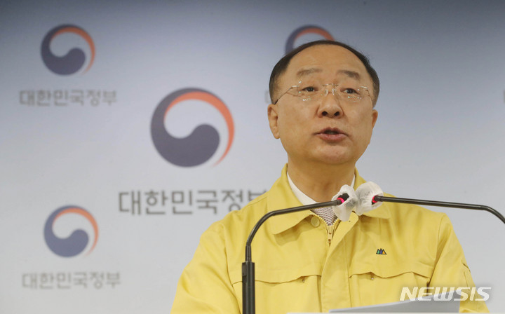 [서울=뉴시스] 조수정 기자 = 홍남기 경제부총리 겸 기획재정부 장관이 지난 14일 오전 서울 종로구 정부서울청사에서 열린 방역조치 연장 및 소상공인 지원관련 정부합동 브리핑에서 발언하고 있다. (공동취재사진) 2022.01.14. choctrystal@newsis.com