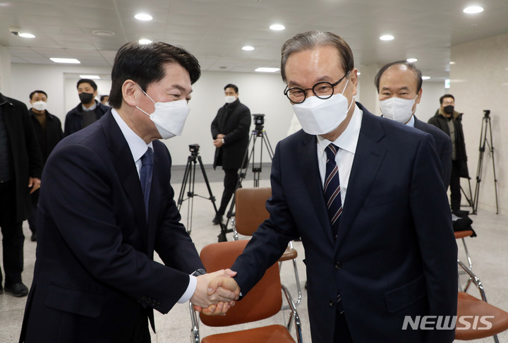 [서울=뉴시스] 전신 기자 = 안철수 국민의당 후보가 14일 서울 여의도 국회 소통관에서 안 후보를 지지 선언한 인명진 목사와 악수하고 있다. (공동취재사진) 2022.01.14. photo@newsis.com