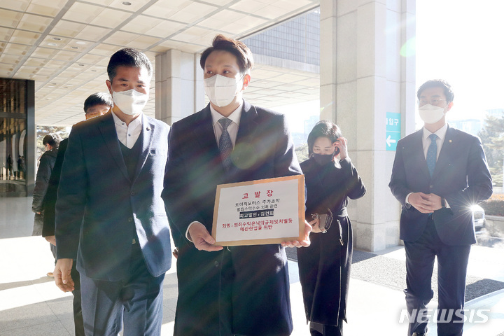 [서울=뉴시스] 김병문 기자 = 더불어민주당 국민검증법률지원단 관계자들이 14일 오전 서울 서초동 서울중앙지검에서 윤석열 국민의힘 대선 후보의 부인 김건희씨를 도이치모터스 주가조작 관련 범죄수익은닉규제법 위반 혐의로 고발하기 위해 청사로 들어서고 있다. 2022.01.14. dadazon@newsis.com