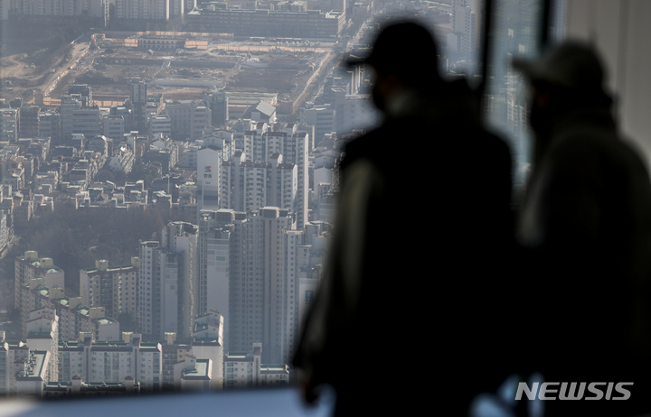 [서울=뉴시스] 정병혁 기자 = 서울 송파구 롯데월드타워 전망대에서 내려다 본 서울 시내 아파트의 모습. 2022.01.14. jhope@newsis.com 이 사진은 기사 내용과 직접적 관련 없음