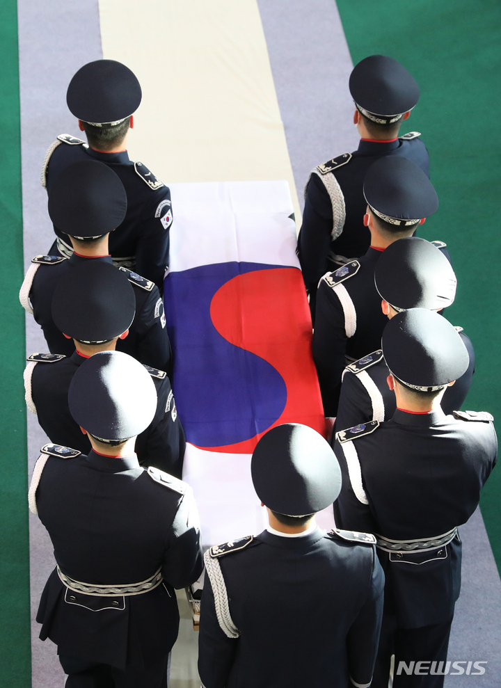 [수원=뉴시스] 경기사진공동취재단 = KF-5E 전투기 추락 사고로 순직한 고(故) 심정민(29·공사64기) 소령의 영결식이 엄수된 14일 오전 경기도 수원시 공군 제10전투비행단에서 심소령의 운구가 들어오고 있다. 2022.01.14. photo@newsis.com