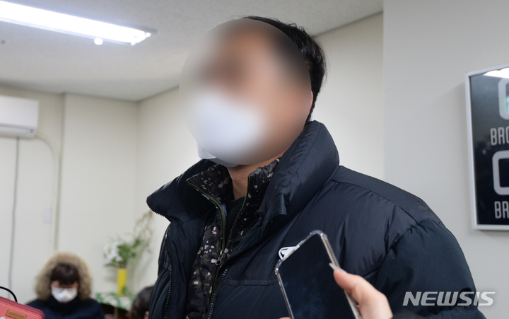 [광주=뉴시스] 이영주 기자 = 광주 신축아파트 붕괴 사고 실종 가족대책위원회 대표 안모(45)씨가 14일 오전 광주 서구 화정동 사고 현장 인근 사무실에서 취재진과 만나 입장을 밝히고 있다. 2022.01.14.leeyj2578@newsis.com