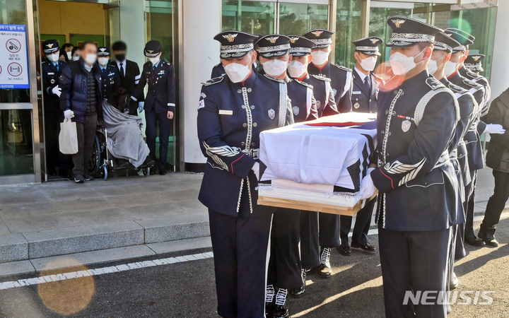 [수원=뉴시스] 경기사진공동취재단 = KF-5E 전투기 추락 사고로 순직한 고(故) 심정민(29·공사64기) 소령의 영결식이 엄수된 14일 오전 경기도 수원시 공군 제10전투비행단에서 운구행렬이 국립대전현충원으로 향하고 있다. 2022.01.14.photo@newsis.com