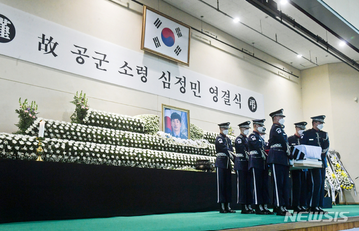 [수원=뉴시스] 경기사진공동취재단 = KF-5E 전투기 추락 사고로 순직한 고(故) 심정민(29·공사64기) 소령의 영결식이 엄수된 14일 오전 경기도 수원시 공군 제10전투비행단에서 운구행렬이 국립대전현충원으로 향하고 있다. 2022.01.14. photo@newsis.com