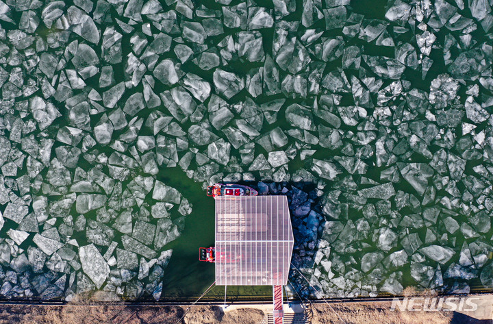 [서울=뉴시스] 권창회 기자 = 서울을 비롯한 수도권이 영하권 날씨를 보인 지난 14일 오후 서울 광진교 인근 한강에 얼음이 얼어 있다. 2022.01.14. kch0523@newsis.com