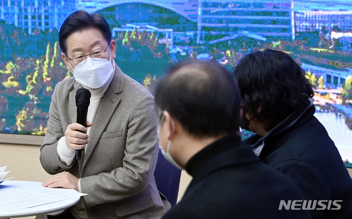 [인천=뉴시스] 국회사진기자단 = 이재명 더불어민주당 대선 후보가 14일 인천 연수구 인천경제자유구역청에서 열린 입주 기업 간담회에서 발언하고 있다. 2022.01.14. photo@newsis.com